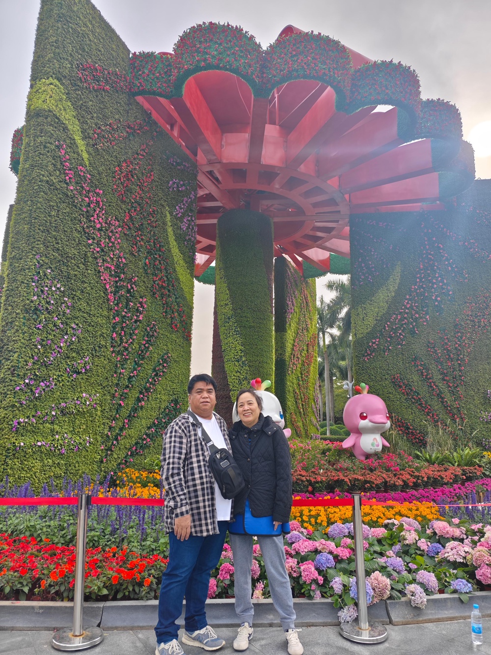 Единение с природой, исцеление души: пациенты международного онкологического центра отправились на теплую экскурсию в сад «Юньтай»