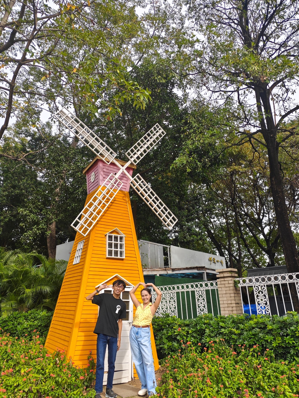 Единение с природой, исцеление души: пациенты международного онкологического центра отправились на теплую экскурсию в сад «Юньтай»