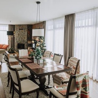 Много света