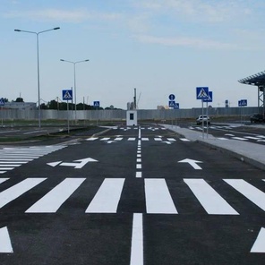 Разметка парковок, пешеходных переходов, выделенных полос и специальных зон.