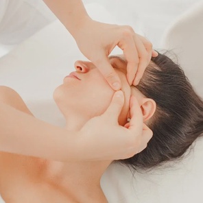 Массаж лица с маслами или сыворотками