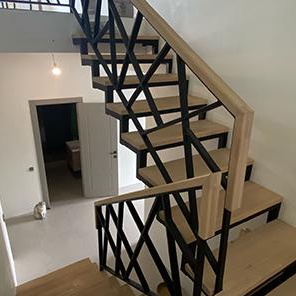 Лестница из металла на двух косоурах