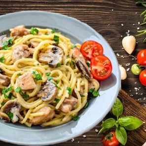 Паста с курицей и грибами