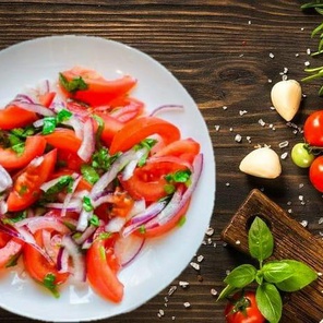 Салат с помидорами