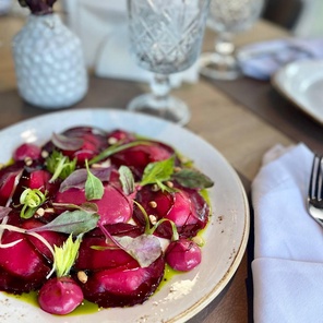 Холодные равиоли из печеной свеклы с творожным кремом, пармезаном и соус бальзамический винегрет