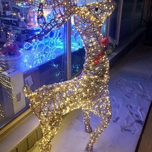 Олень 60см золотой с санями