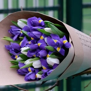 Букет из белых тюльпанов и ирисов