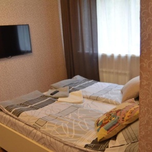 Люкс с балконом с одной большой кроватью и диваном