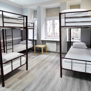 Кровать в мужском восьмиместном номере