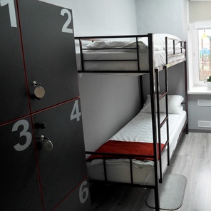 Кровать в мужском шестиместном номере