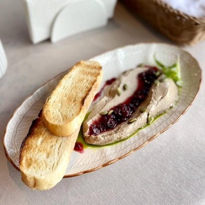 Паштет из печени кролика с брусничным соусом