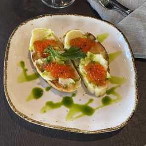 Брускетта с красной икрой