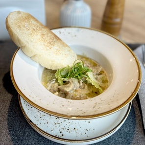 Черноморские рапаны в сливочно-томатном соусе с сельдереем