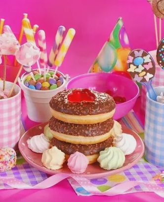 b6cdd026-502f-4858-a335-5d983d67e511-bigstock-birthday-party-table-with-flow-60167768-e1402946651871.webp