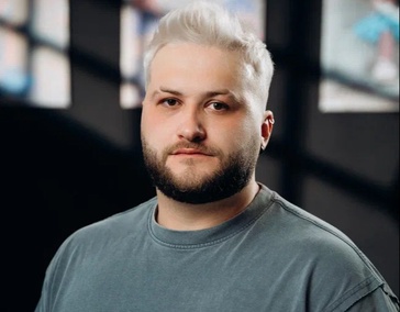 Алексей Валериевич - барбер, который работает в ритме клиента