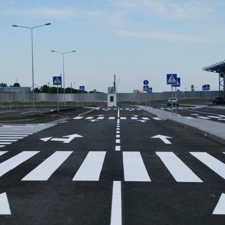 Разметка парковок, пешеходных переходов, выделенных полос и специальных зон.