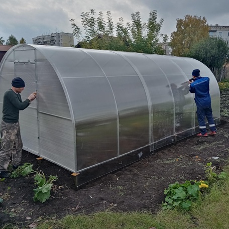 Теплицы с чехлом из армированной плёнки или сотовым поликарбонатом.