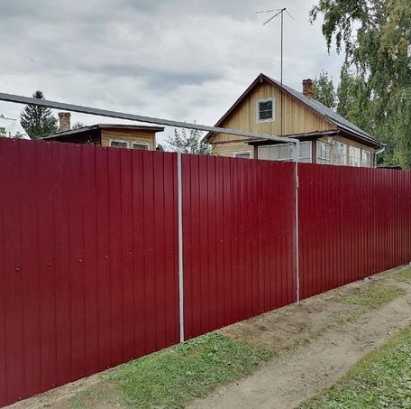 
из сетки-рабицы, профлиста, евроштакетника, дерева. 






