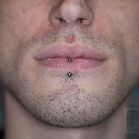 ПИРСИНГ VERTICAL LABRET