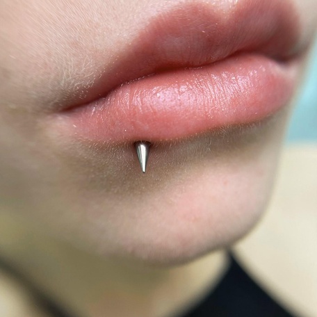 ПИРСИНГ LABRET SIDE