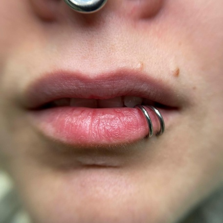 ПИРСИНГ LABRET SIDE