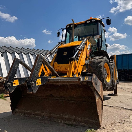 JCB 3CX
разноколёсный