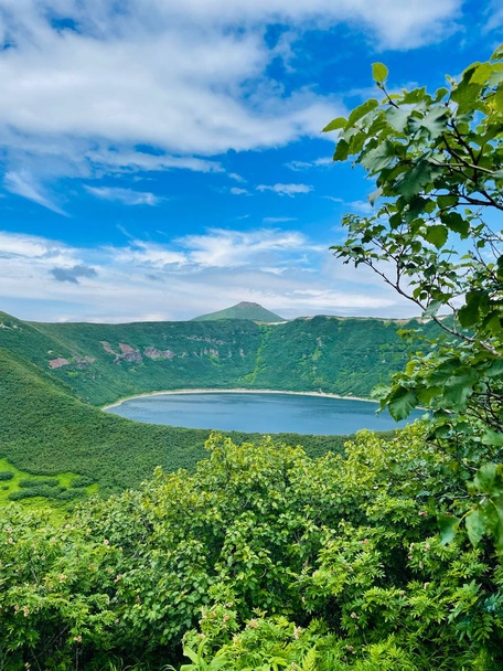 Озеро Толмачева, маар "Медвежья чаша"