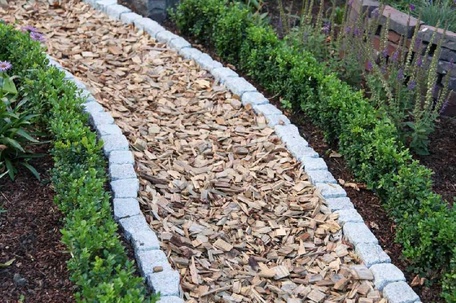 Щепу используют как материал для создания дорожек.